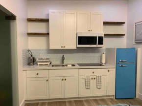 Renovated Cozy home in the Heart of Miami Queen Bed